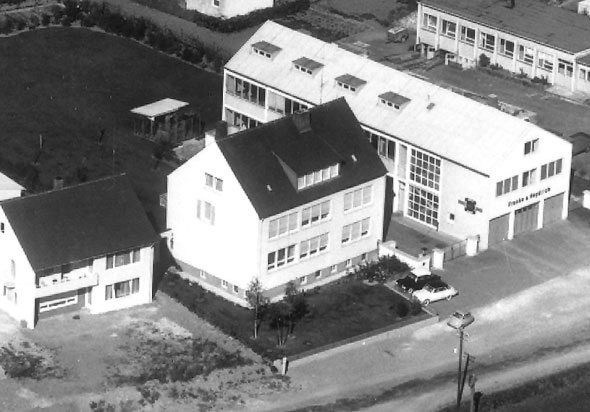 1955 nimmt Franke erstmals an der Frühjahrsmesse in Frankfurt teil und geht eine Kooperation mit Rothe Erde ein.
