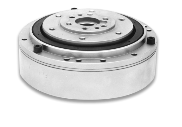 Erstmals werden Wälzlager in Drehverbindungen aus Aluminium integriert.