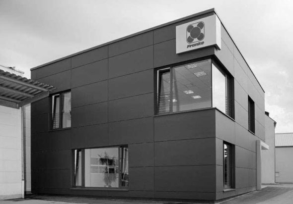 2009 wird das Schulungszentrum eröffnet, welches auch für interne Weiterbildungsmaßnahmen zu Wälzlagern und Linearführungen genutzt wird.